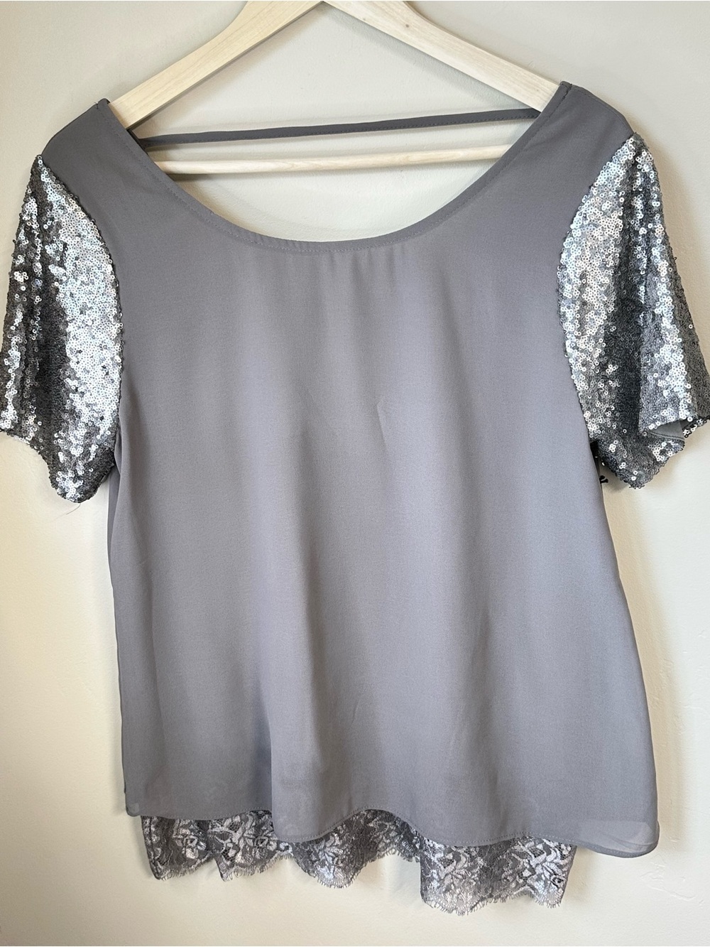 BKE Gray Sequin Sleeve Lace Hem Top NWT • Dressy Boutique Women’s M